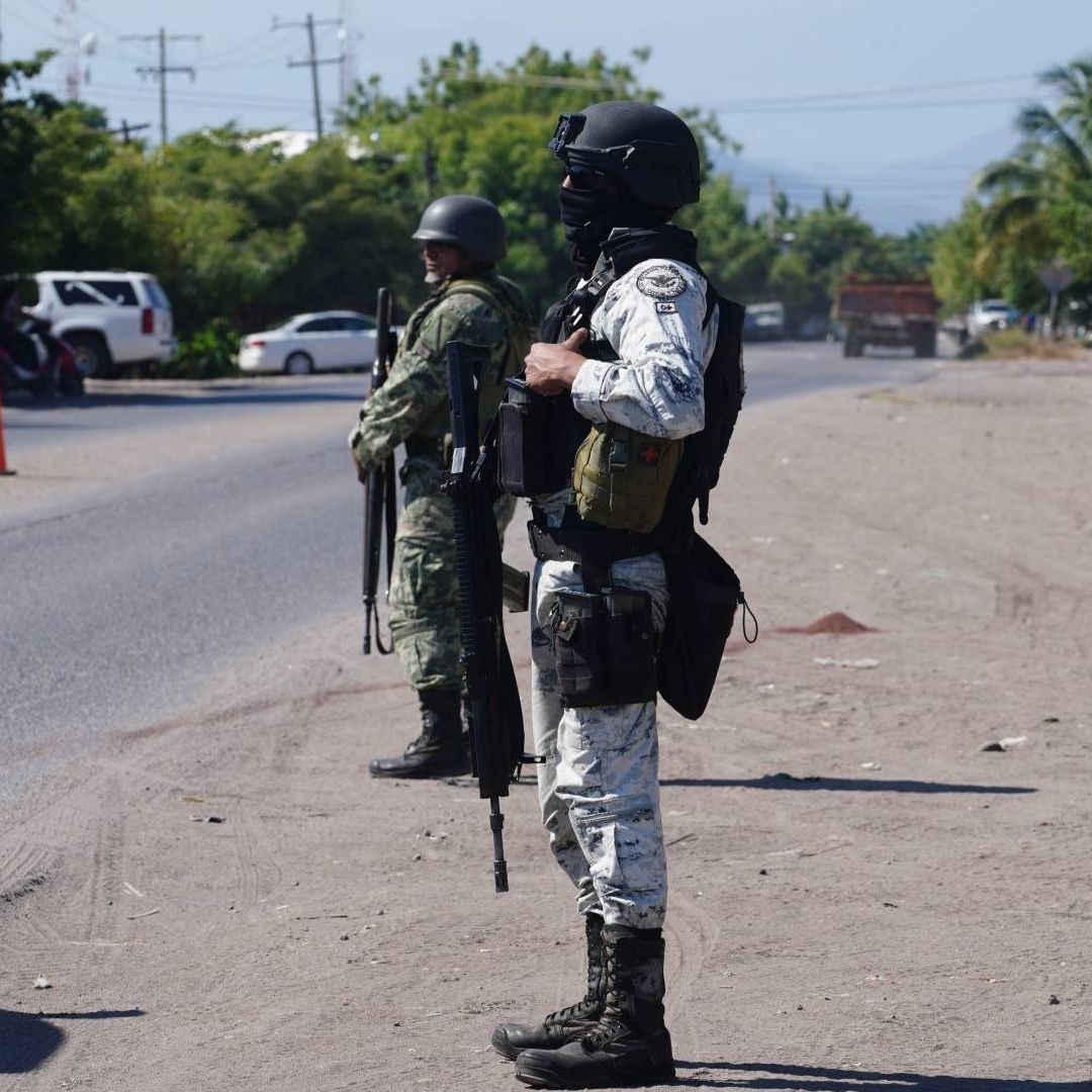 Refuerzan seguridad en Michoacán tras ataques con drones a militares.