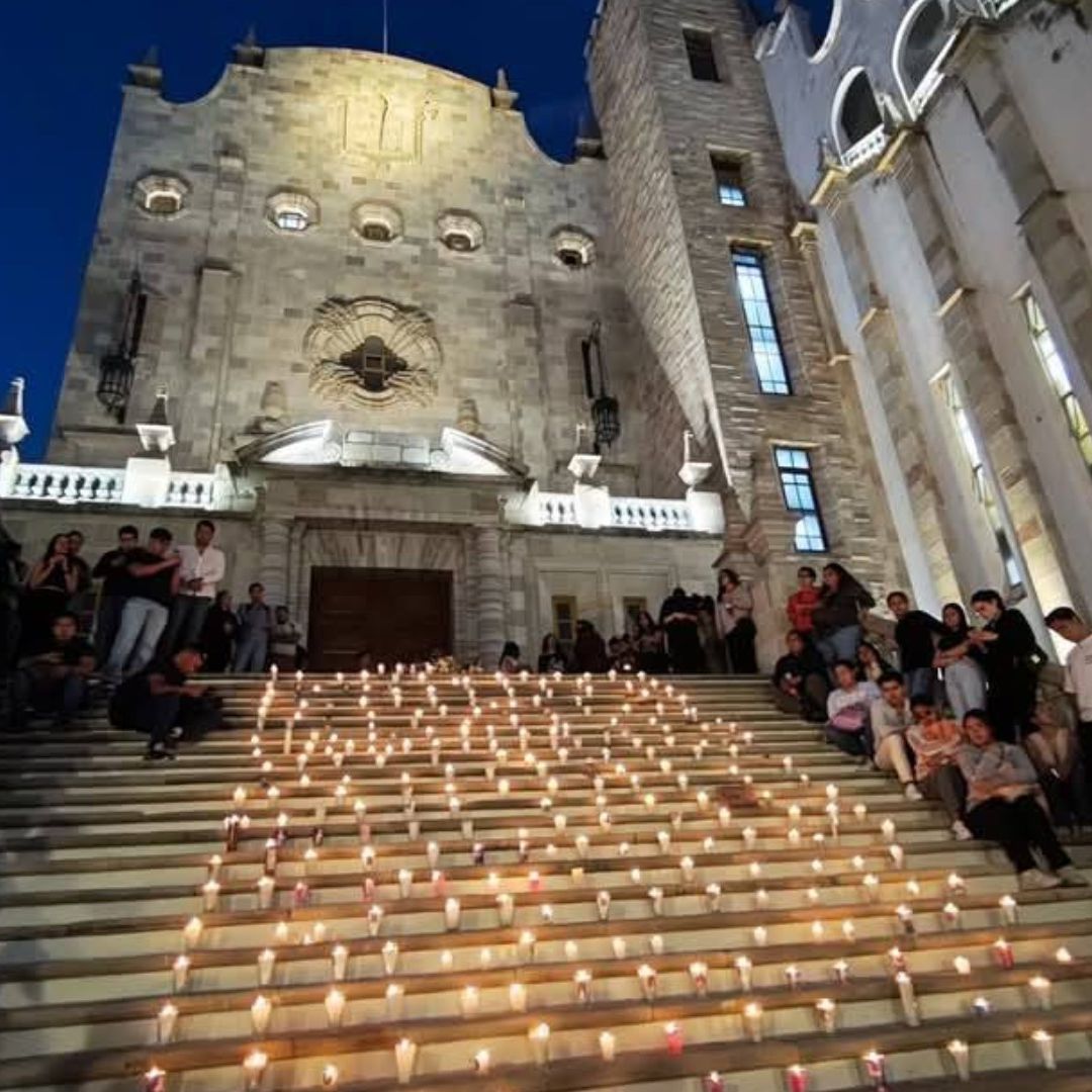 Rinden Homenaje a Estudiantes Fallecidos en Accidente Carretero en Guanajuato