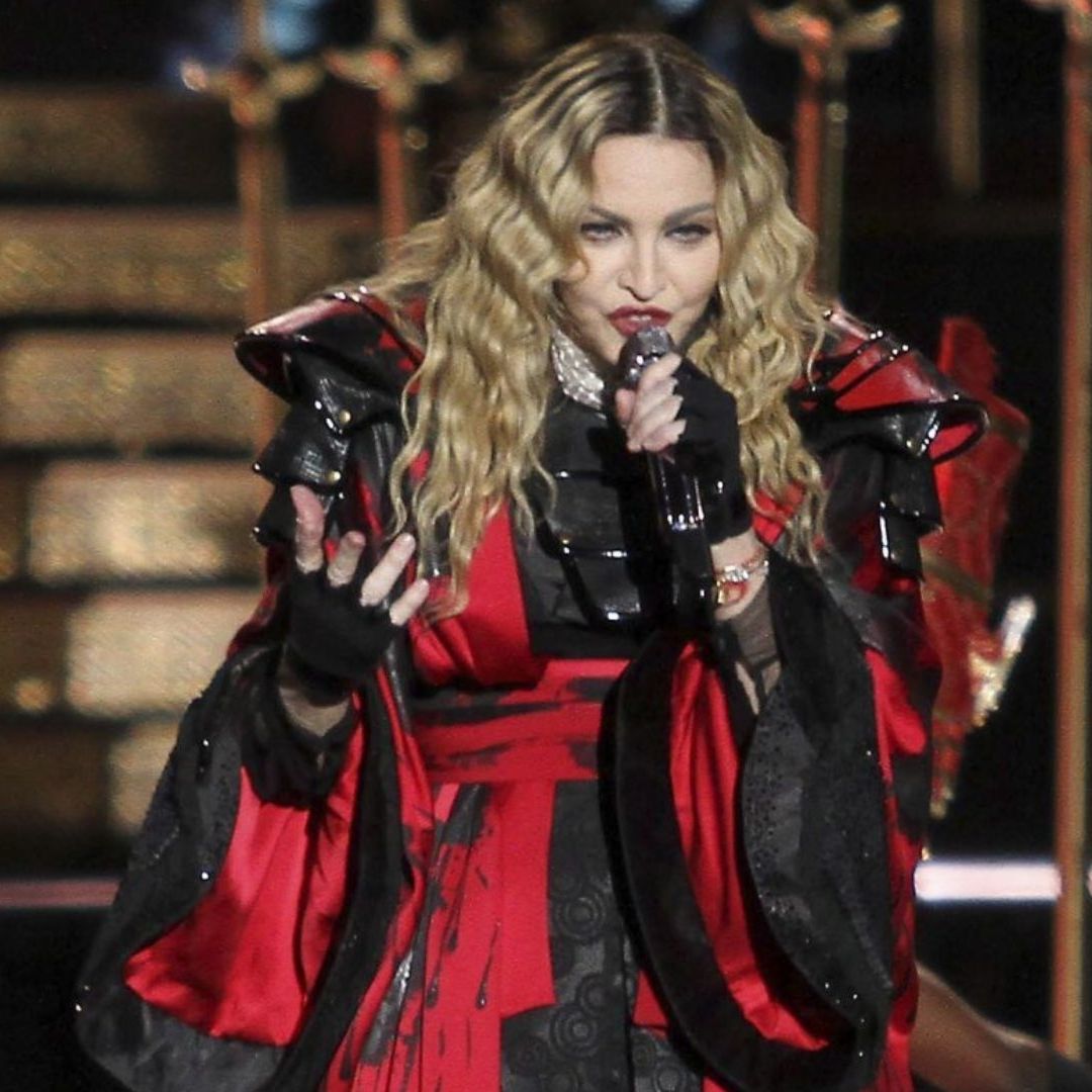 Madonna Reclama a Fan Por no Pararse en Concierto; Estaba en Silla de Ruedas