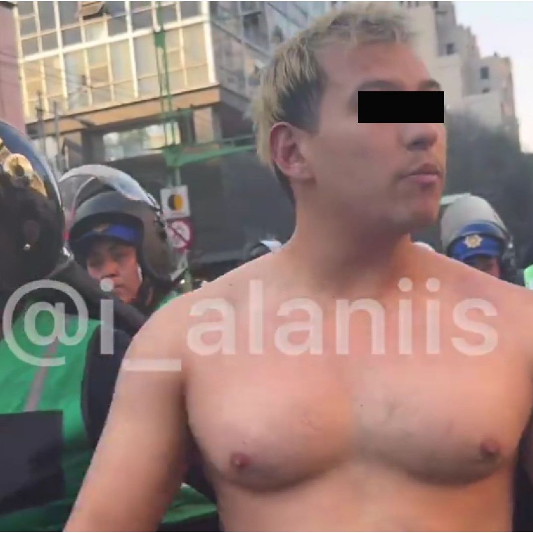 El individuo fue arrestado y subido a una patrulla de la Secretaría de Seguridad Ciudadana de la Ciudad de México