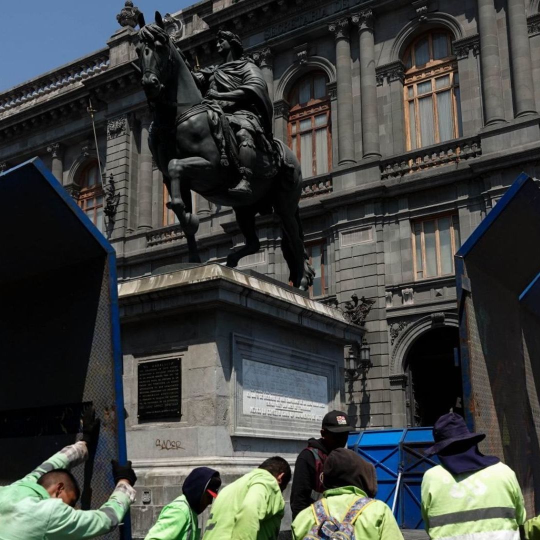 Colocan vallas metálicas en algunos edificios emblemáticos de la CDMX, previo a la marcha por el 8M