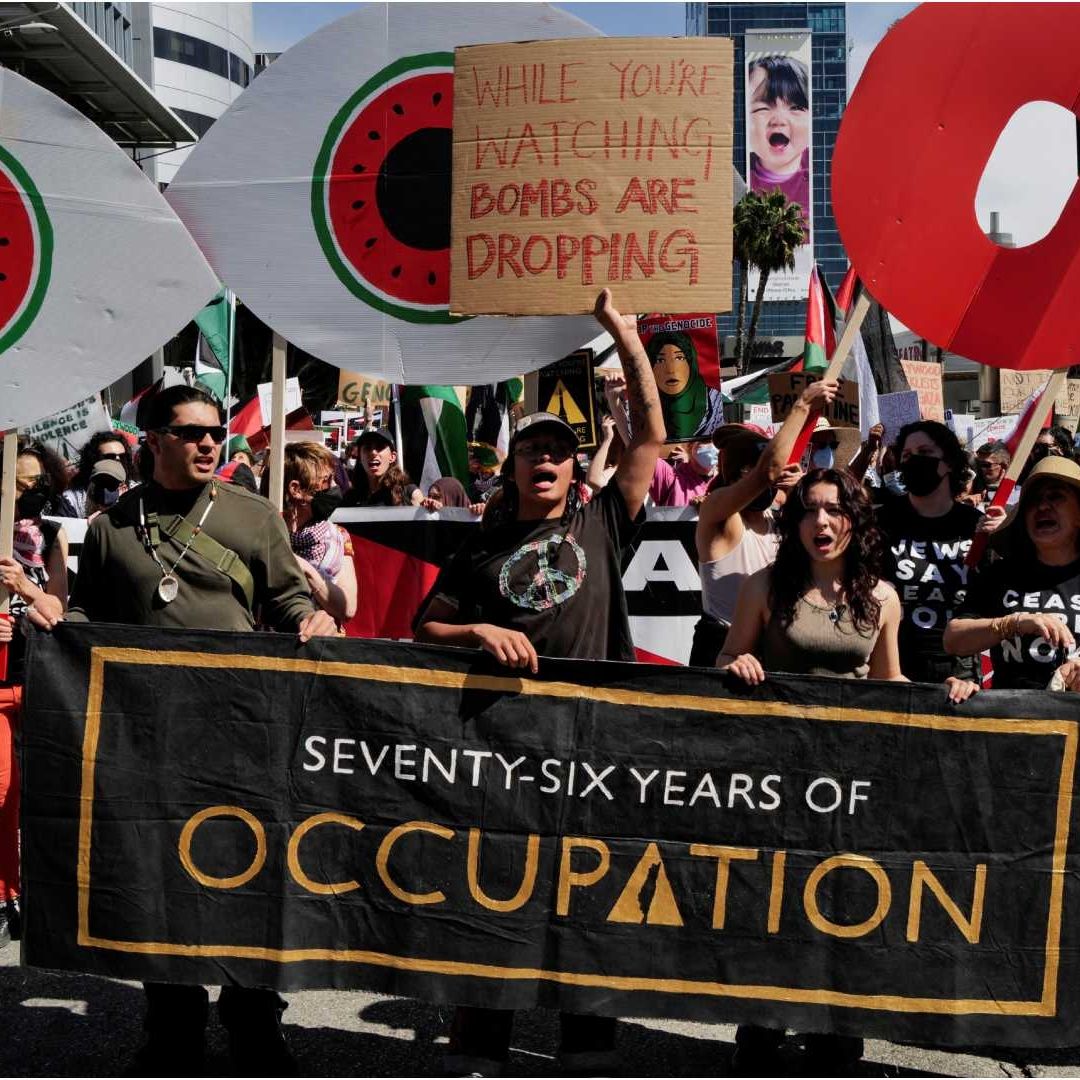 Abucheos, cánticos de "das vergüenza" y pancartas pidiendo "acabar con la ayuda a Israel" o "una Palestina libre, nos liberará a todos" pudieron escucharse y verse