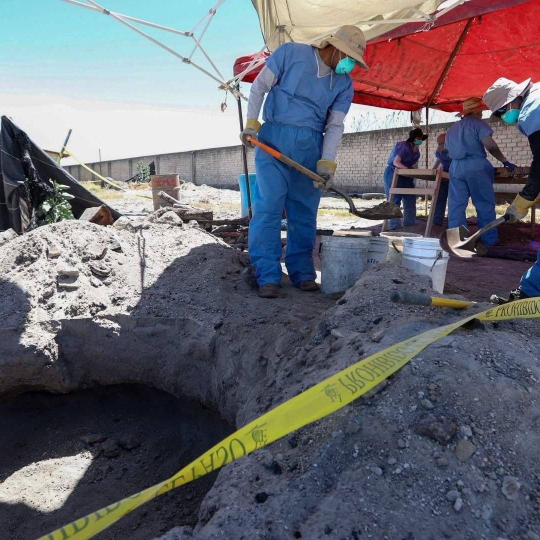 Personas trabajan en el rancho Izaguirre, en Teuchitlán