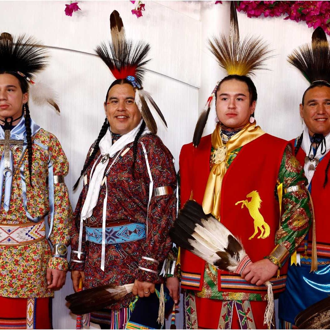 Entre ellos, destacaron un grupo de bailarines y cantantes nativos americanos del pueblo Osage, con su indumentaria ceremonial.
