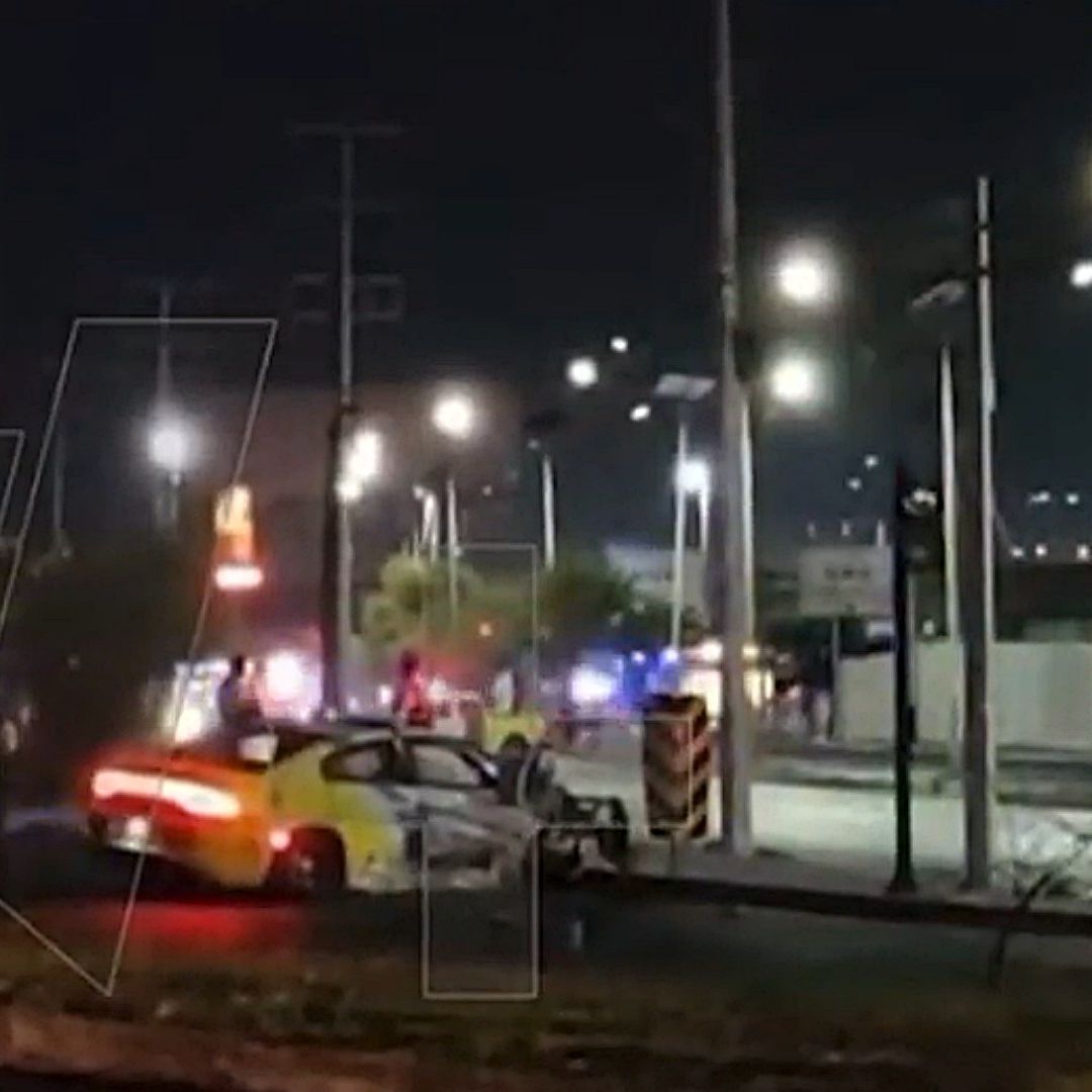 Patrulla dañada luego de persecución en Monterrey