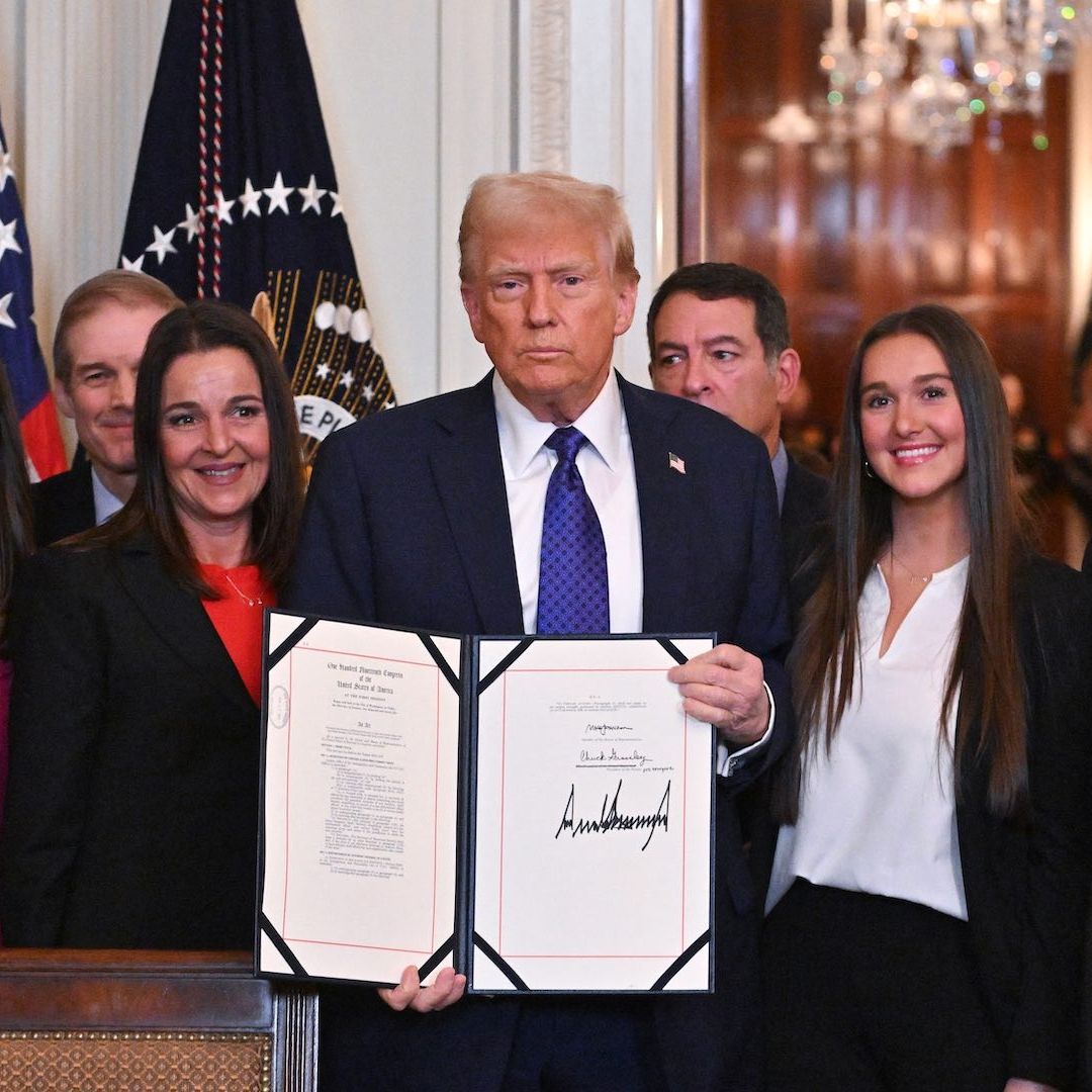 Donald Trump al firmar la ley antimigrante Laken Riley