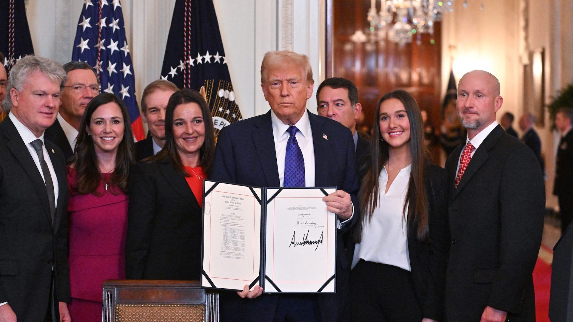 Donald Trump al firmar la ley antimigrante Laken Riley