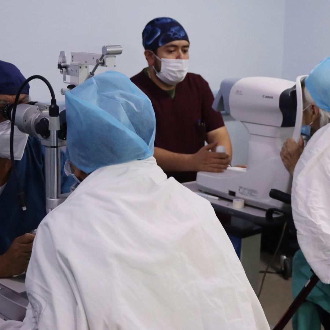 Oftalmólogos del IMSS revisan a pacientes con problemas oculares.