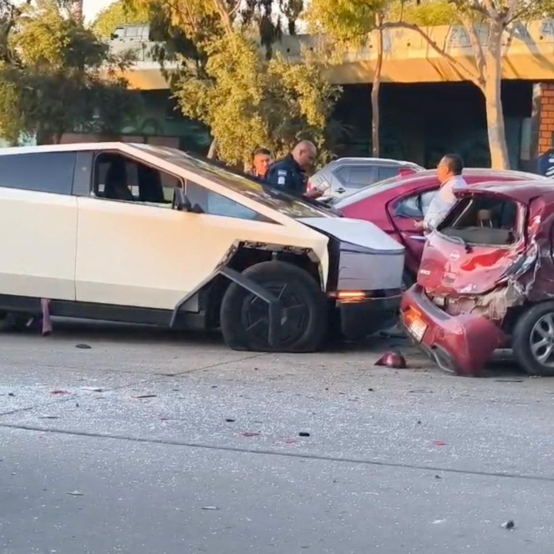 Conductor Huye de Infracción y Choca su Cybertruck con 3 Vehículos en Tijuana; Fue Detenido