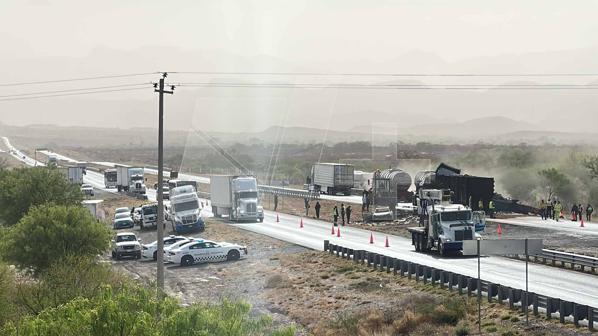 Accidente Múltiple Colapsa la Autopista Saltillo-Torreón Durante Horas