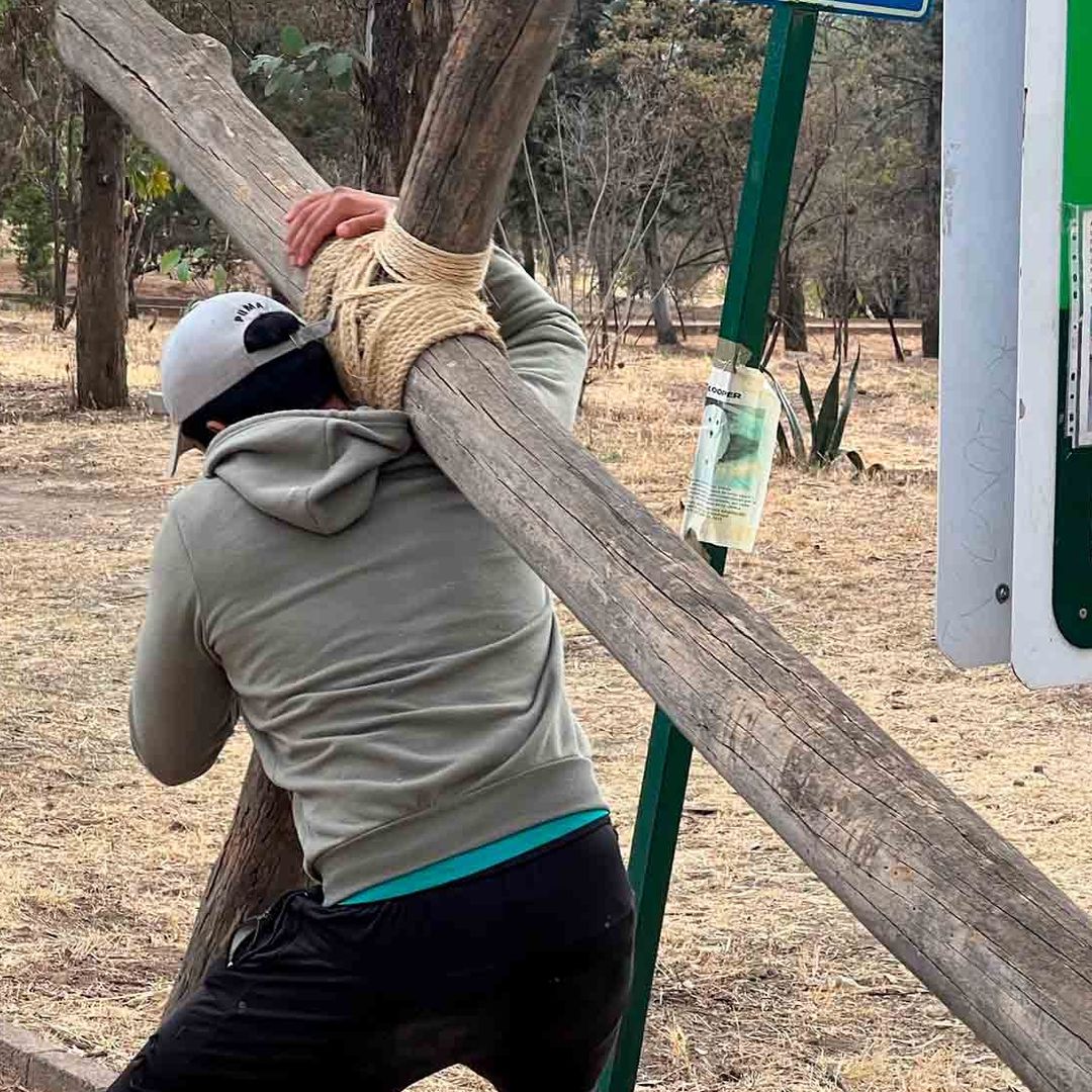 Cristopher Gómez cargando una cruz