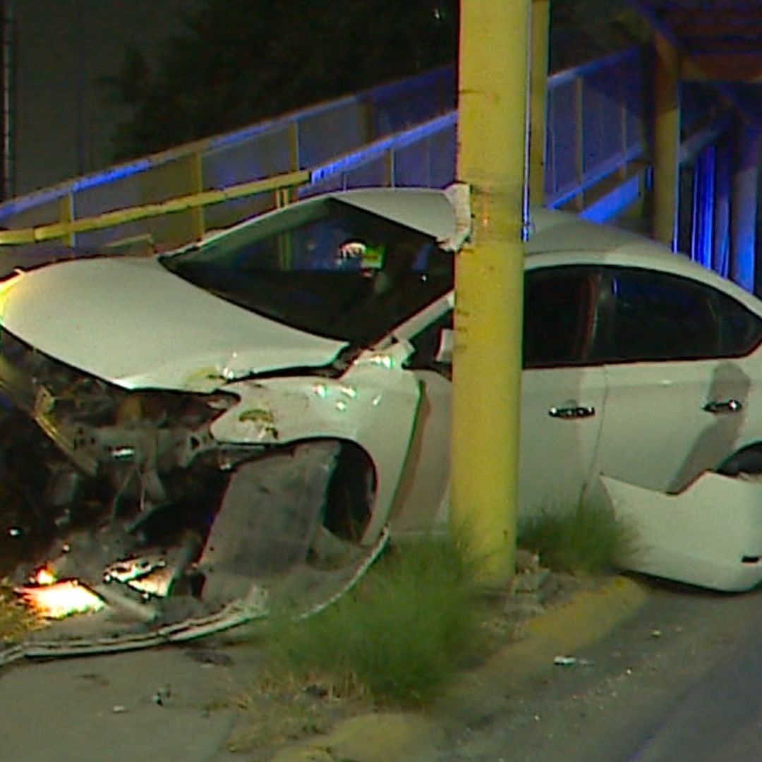 Tras el impactó, la mujer quedó atrapada en el automóvil