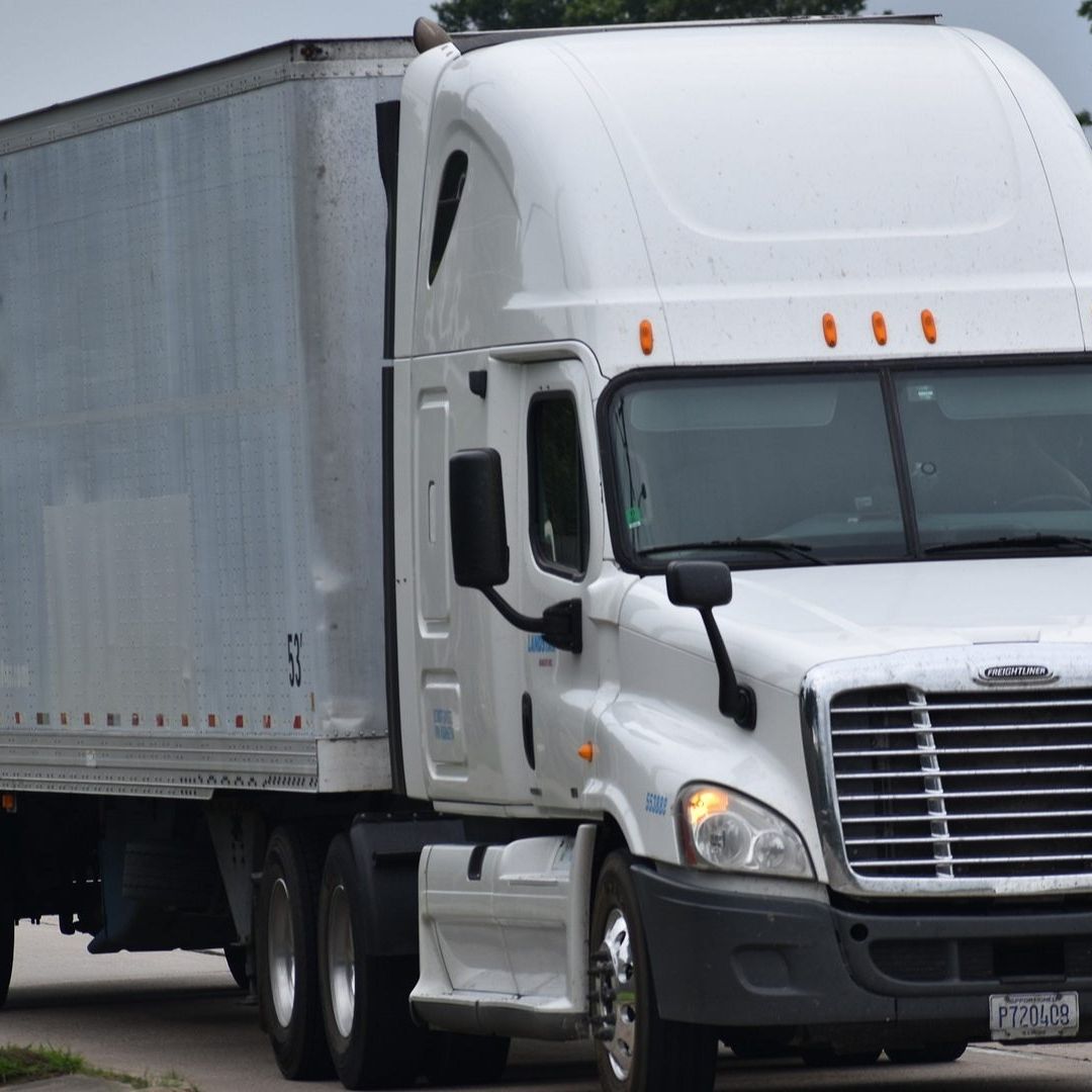 Abuelito Muere al Intentar Bajar de Tráiler en Movimiento