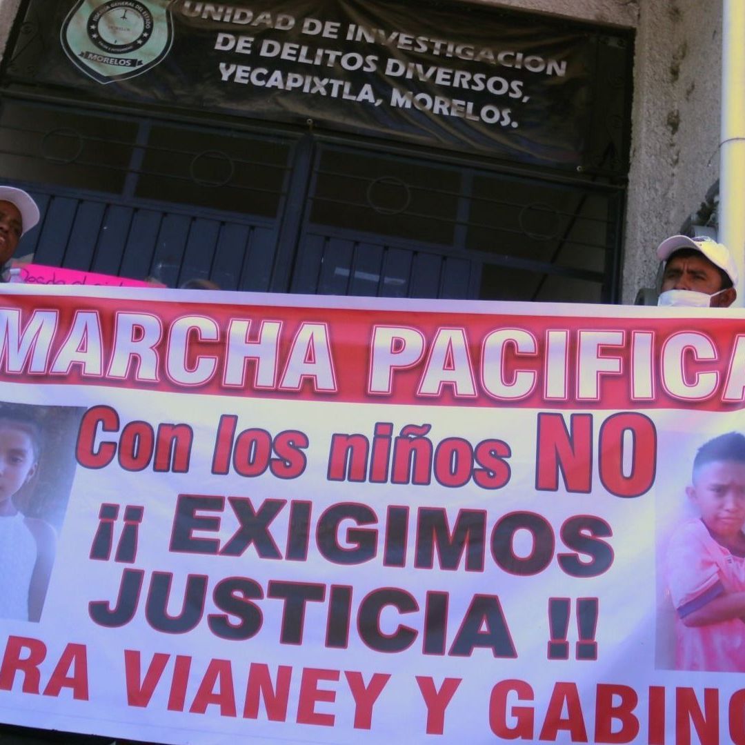 María Luisa y Juan, padres de los niños asesinados Gabino y Vianey, protestan frente a la Unidad de Investigación de Delitosen la Fiscalía de Morelos