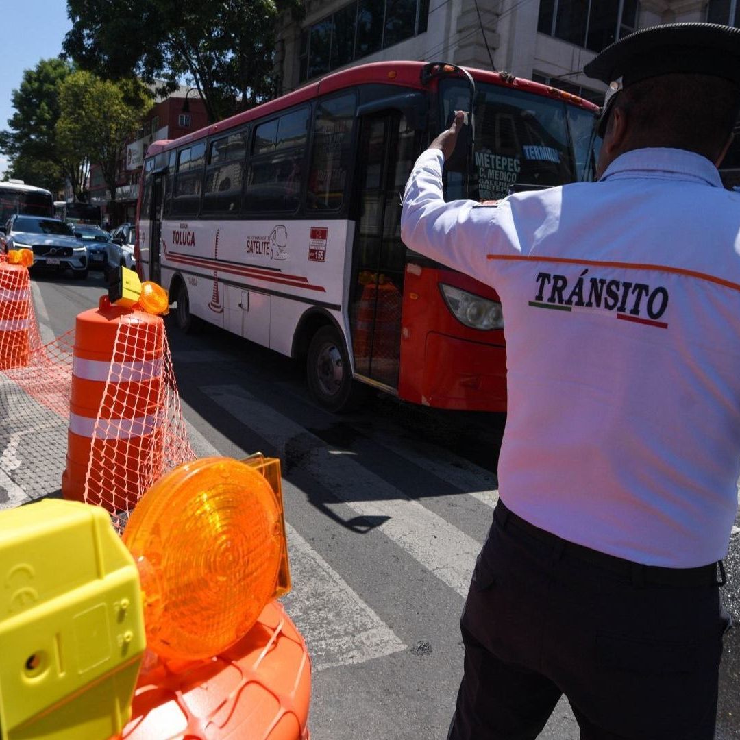 Policía dirige el tránsito en Toluca