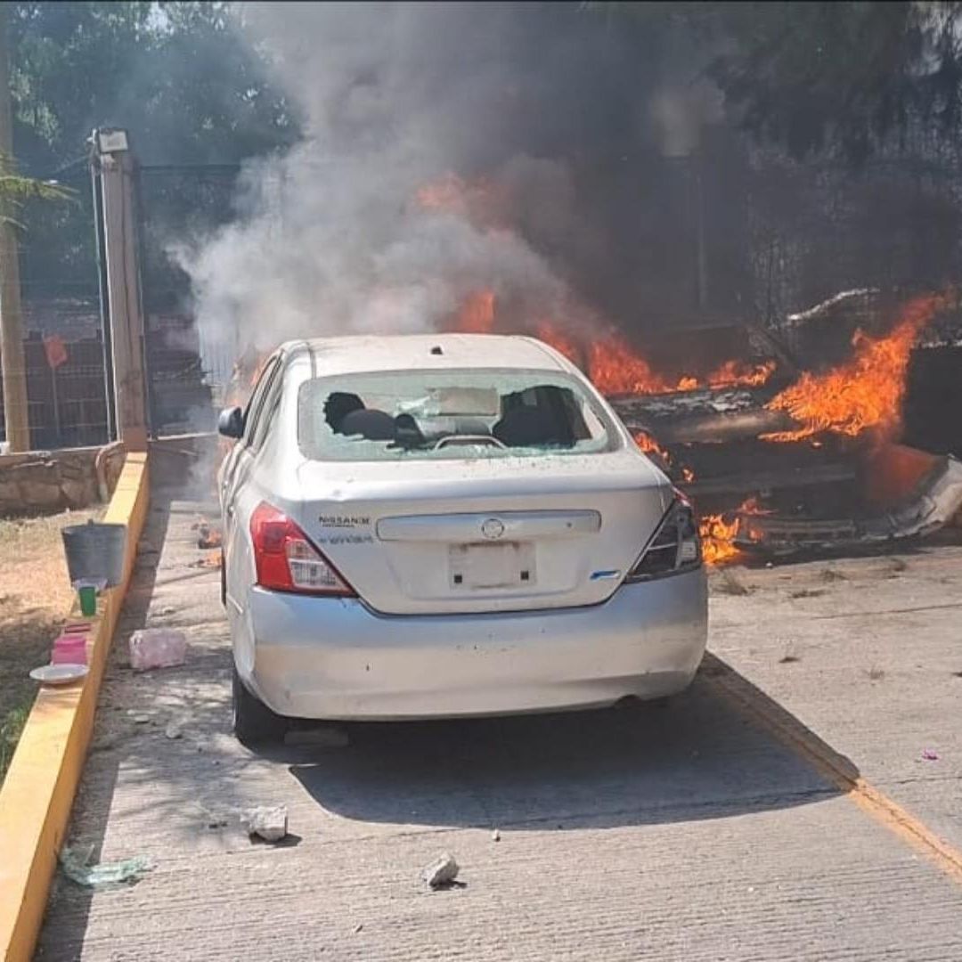 Normalistas de Ayotzinapa queman vehículos en la Fiscalía de Guerrero