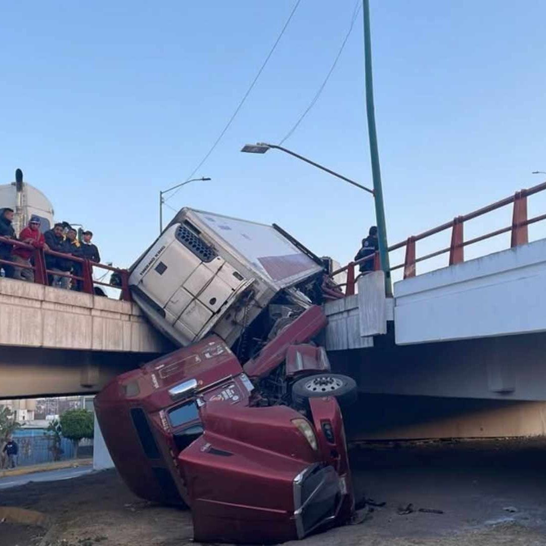 Tráiler cae de puente en vehicular en la incorporación de la Vía Reyes Heroles