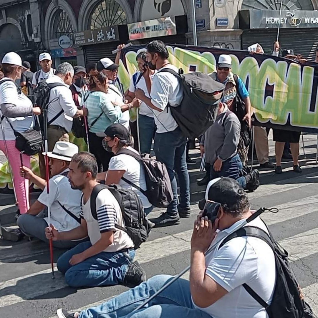 Débiles visuales se enfrentaron con policías durante una marcha en el centro de la CDMX