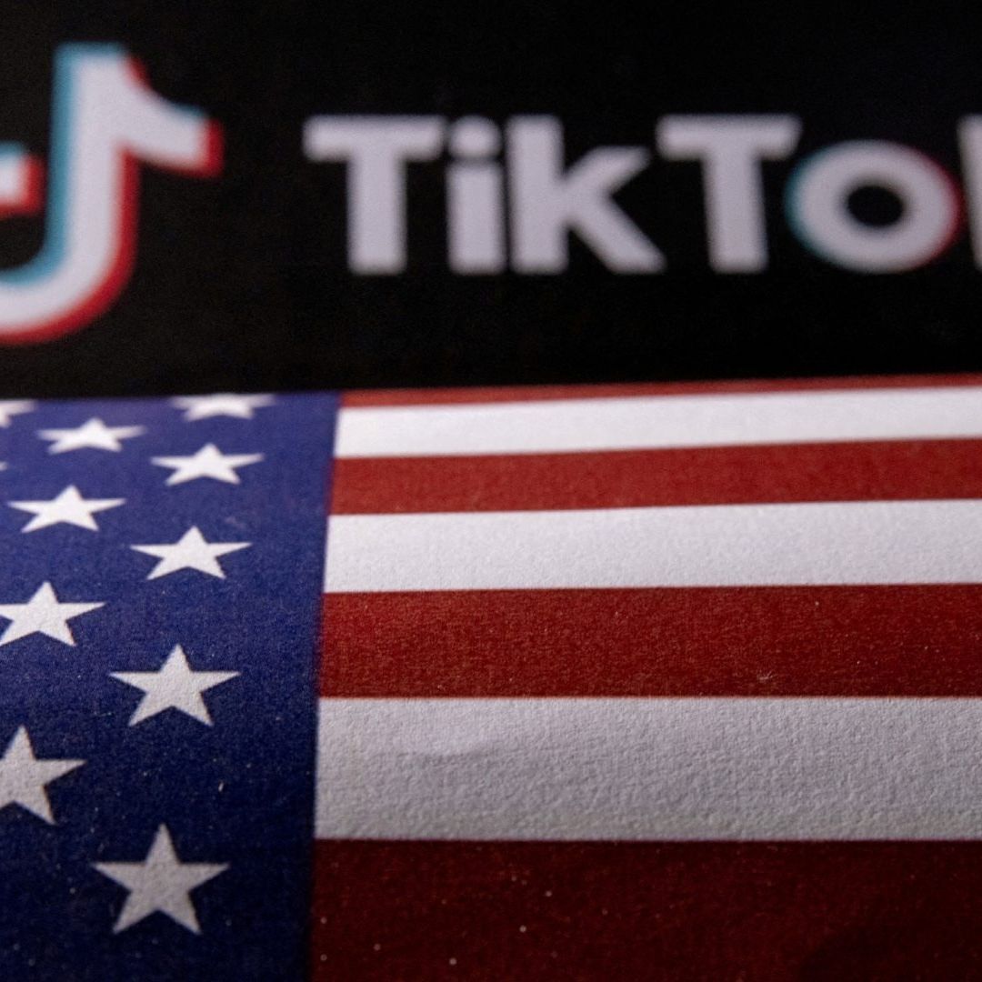 Bandera de Estados Unidos y logo de TikTok
