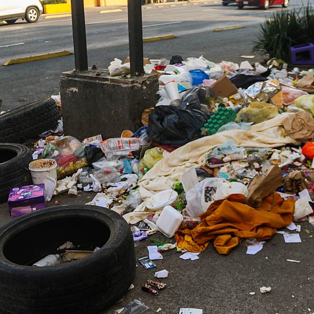 Basura acumulada en vías primarias de la Ciudad de México