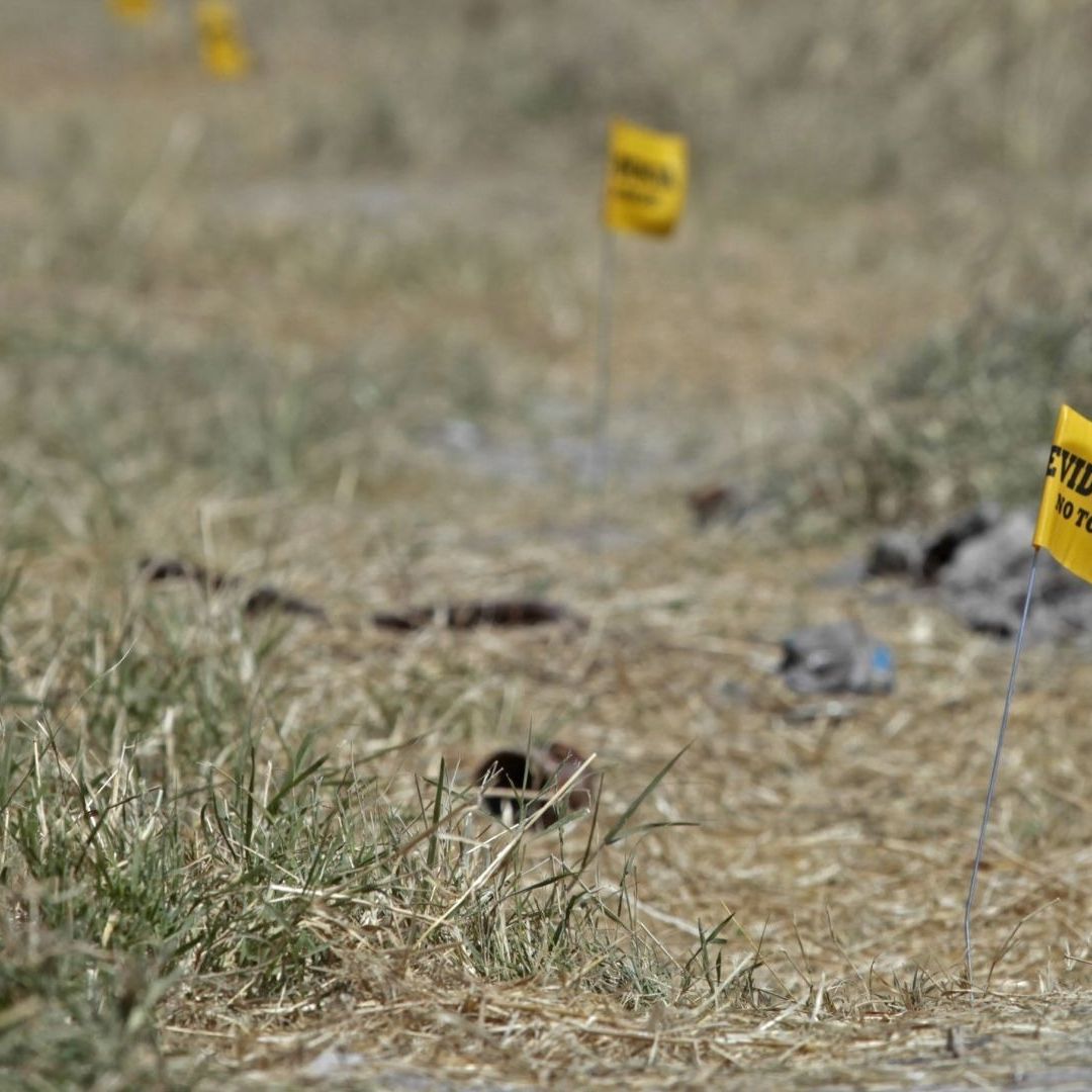 banderines colocados donde hay posibles pruebas en el rancho izaguirre