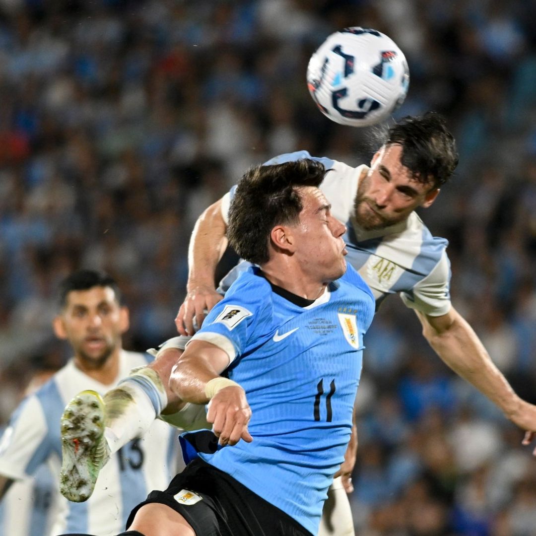La selección de Uruguay recibió a su similar de Argentina, en el mítico estadio Centenario de Montevideo.