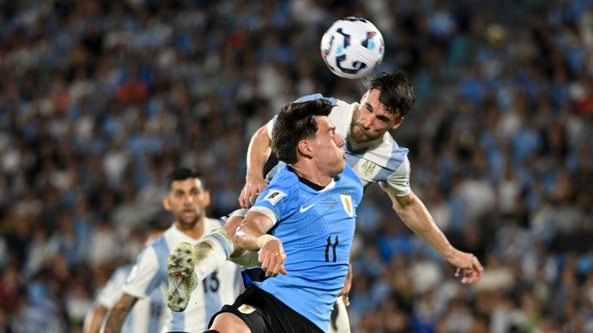 La selección de Uruguay recibió a su similar de Argentina, en el mítico estadio Centenario de Montevideo.