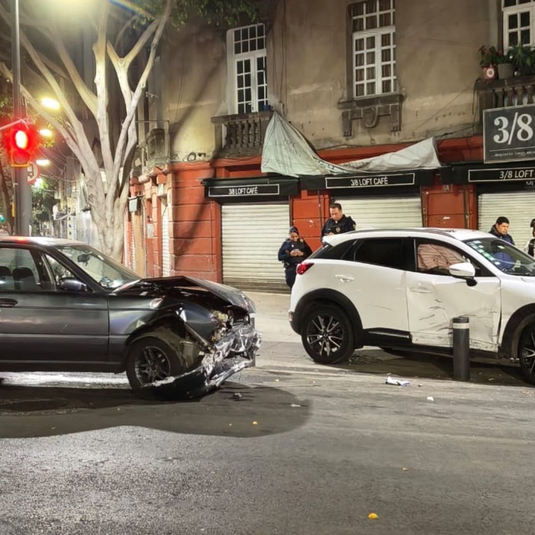 Se Pasa el Alto y Auto Choca Contra Camioneta en Avenida Chapultepec, CDMX