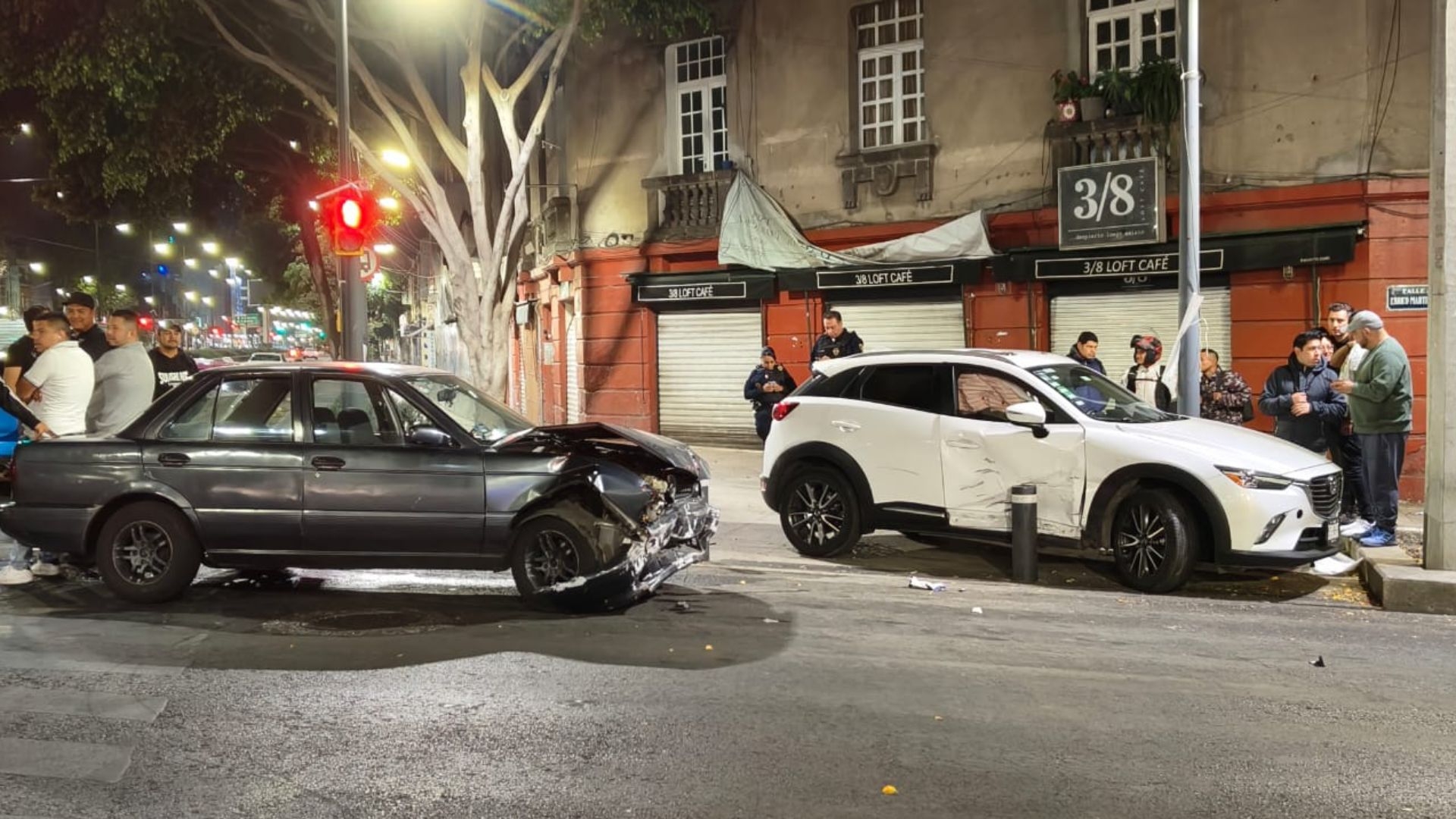 Se Pasa el Alto y Auto Choca Contra Camioneta en Avenida Chapultepec, CDMX