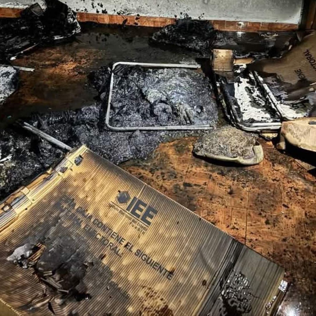 Incendio Provocado en Instituto Electoral del Estado con Bomba Molotov en Chignahuapan, Puebla