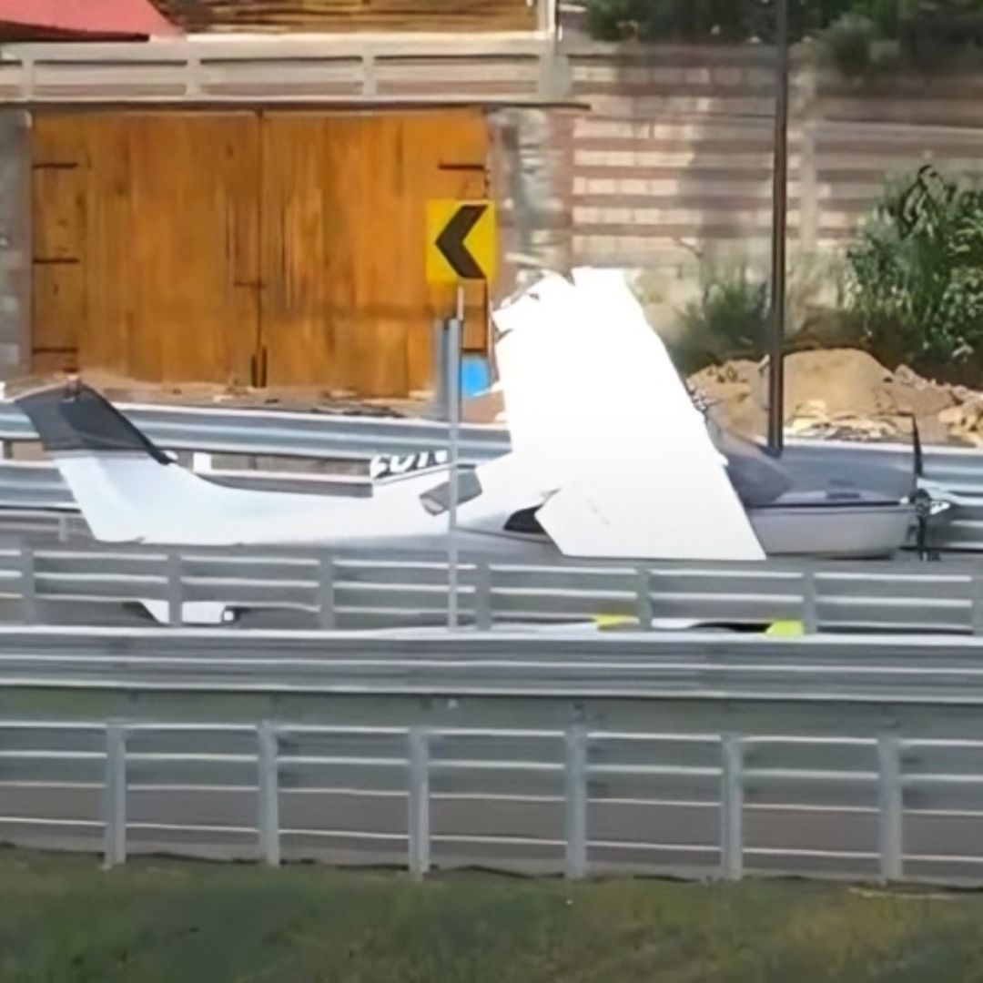 La aeronave cayó sobre una autopista nueva.