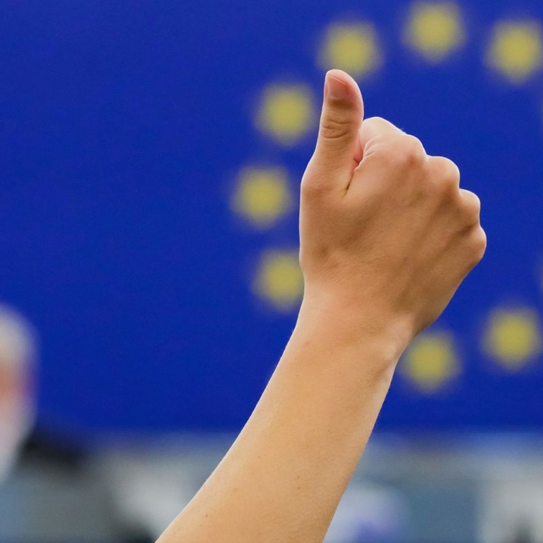 Europa Ratifica Primera Ley del Mundo Que Regula la IA