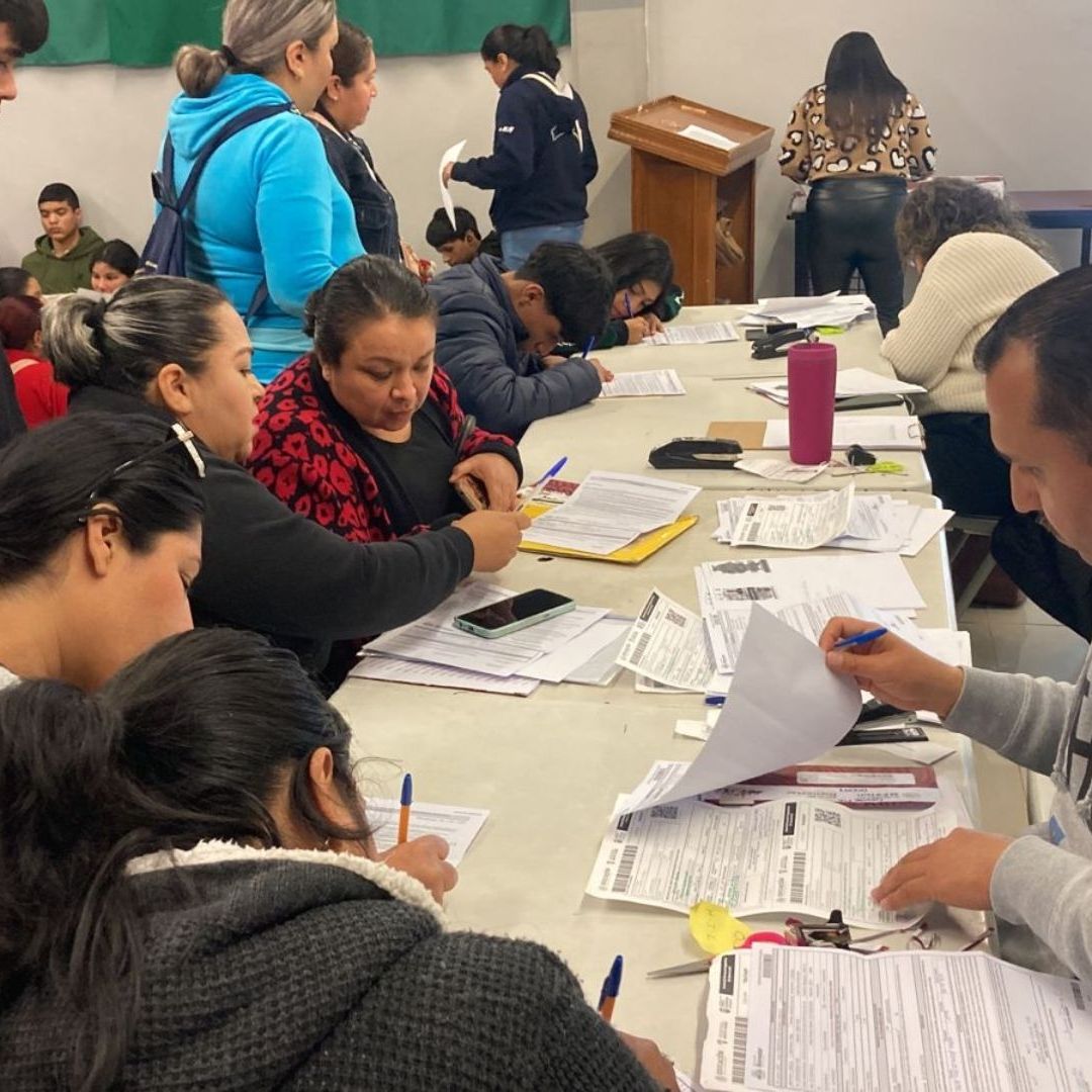 Inicia la entrega de tarjetas de becas rita cetina