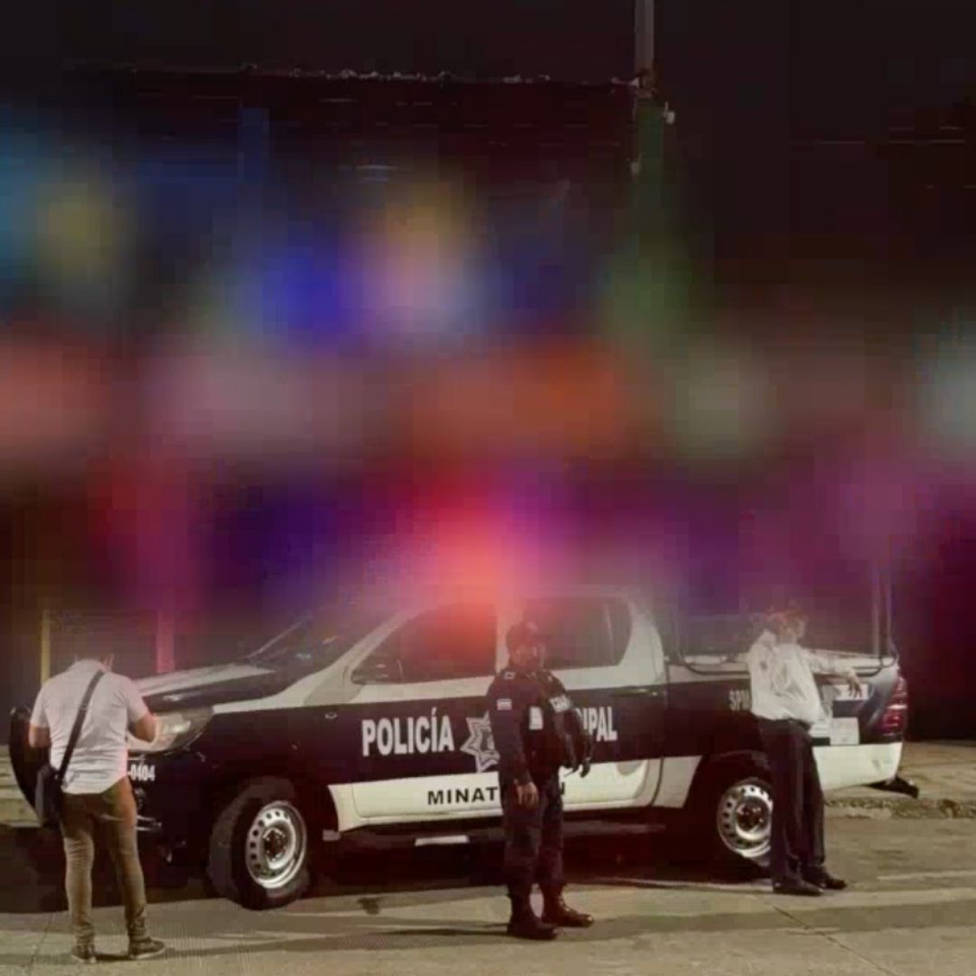 Al percatarse de qué iba a ser extorsionado decidió no descender de la camioneta, acto seguido los delincuentes comenzaron a dispararle, por lo que decidió arrollarlos.
