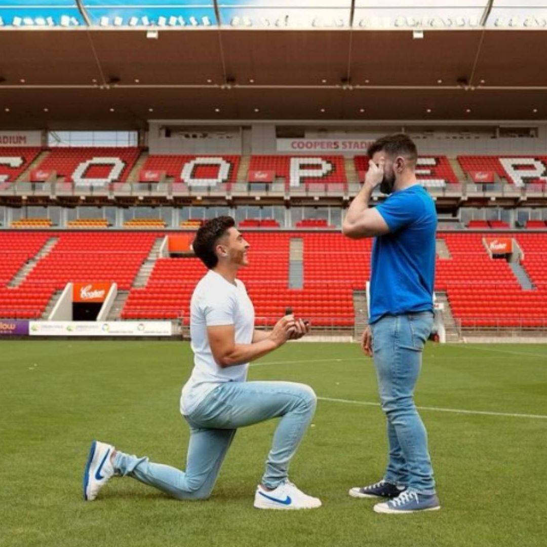Josh Cavallo, futbolista australiano del Adelaide United prono matrimonio a su novio en el terreno de juego