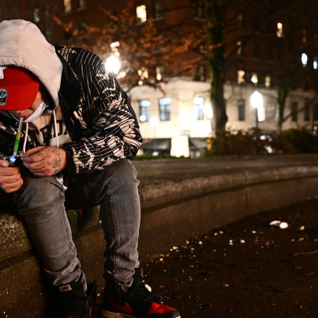 Un hombre consume fentanilo en el centro de Portland, Oregon
