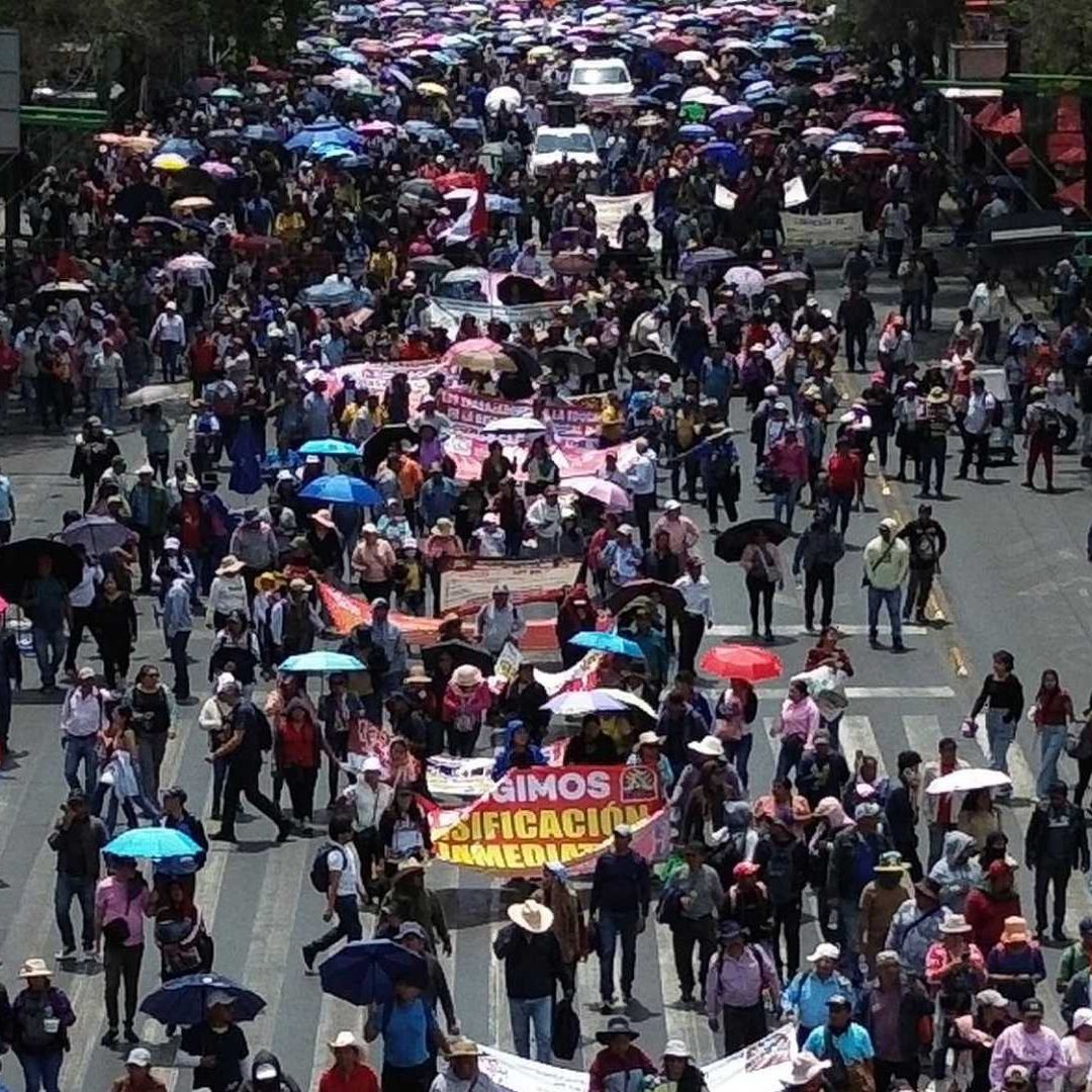 Miembros de la CNTE durante marcha en la CDMX