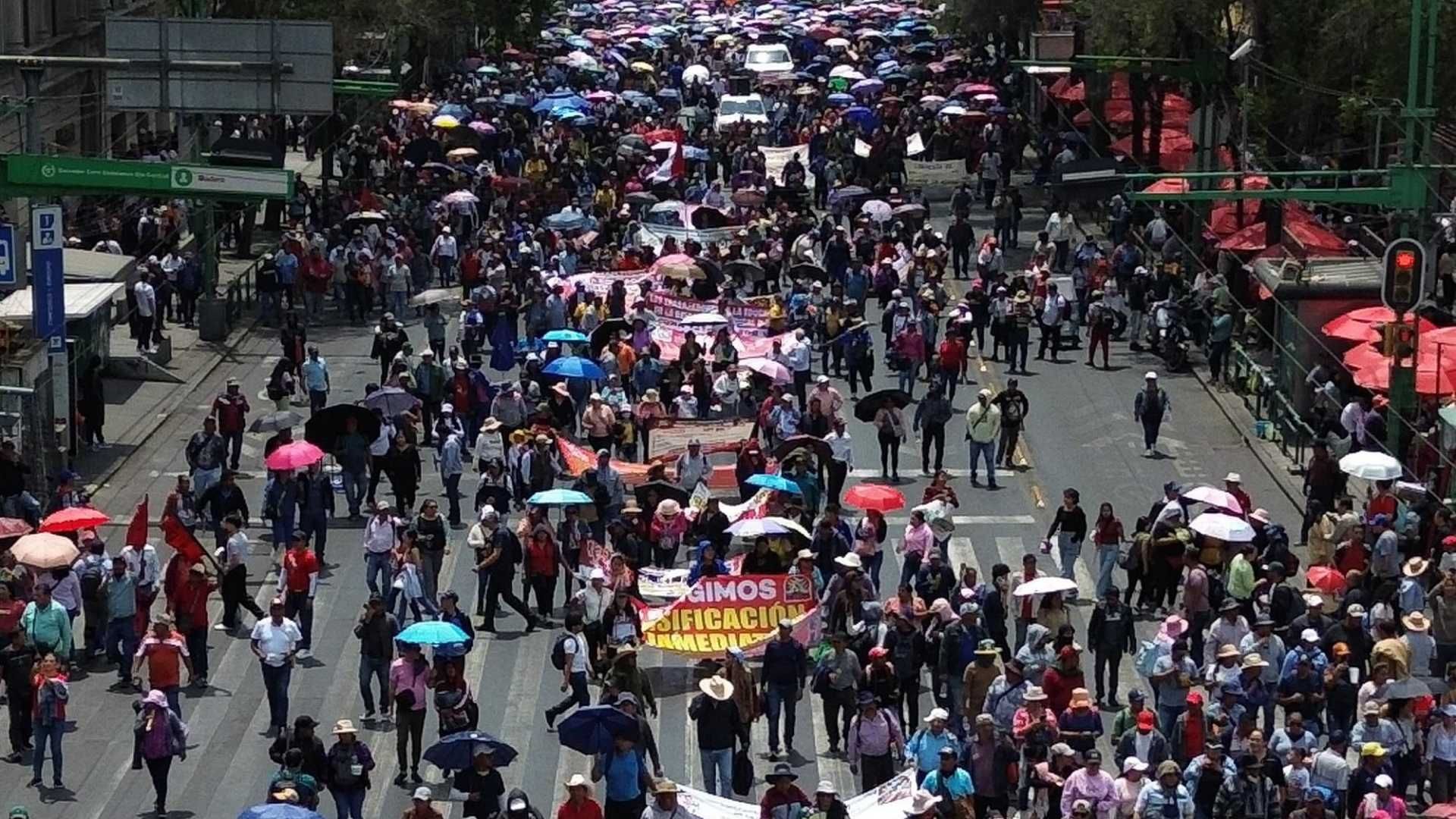 Miembros de la CNTE durante marcha en la CDMX