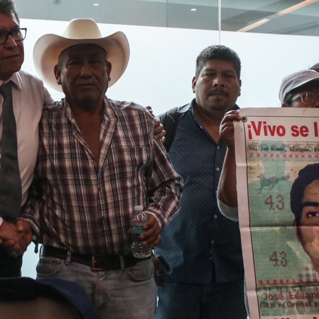 Padres de los 43 normalistas de Ayotzinapa desaparecidos en septiembre de 2014 se reúnen en con Ricardo Monreal, coordinador de Morena en la cámara de senadores