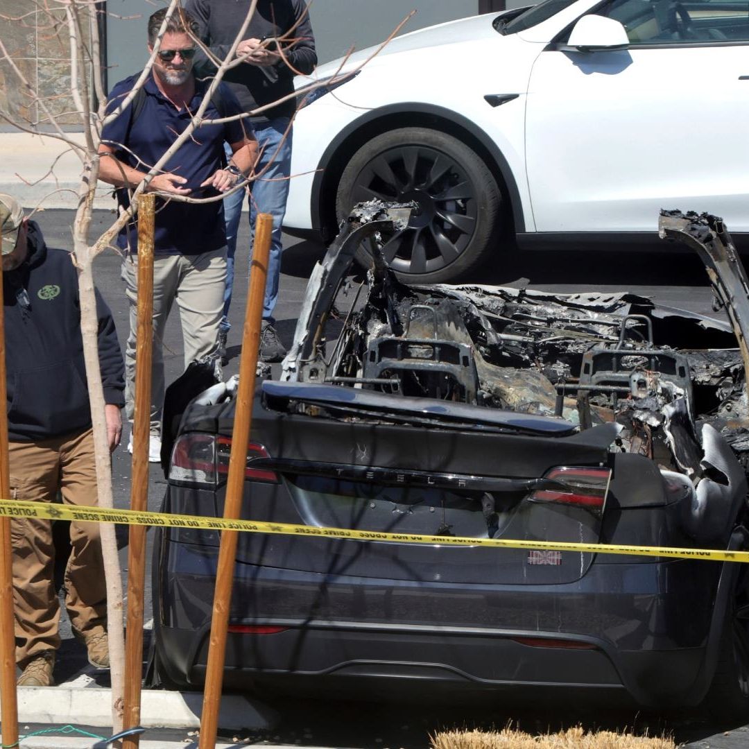 La semana pasada, un sujeto lanzó bombas molotov contra varios autos que estaban en un taller de reparaciones de Tesla. AP | Archivo