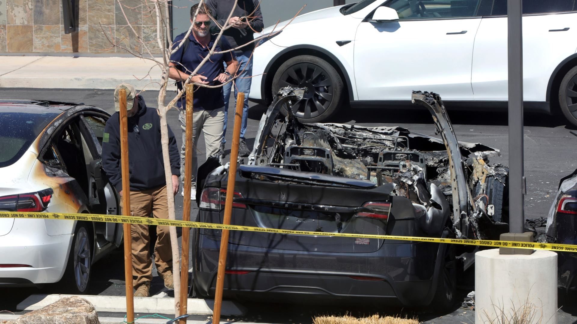 La semana pasada, un sujeto lanzó bombas molotov contra varios autos que estaban en un taller de reparaciones de Tesla. AP | Archivo