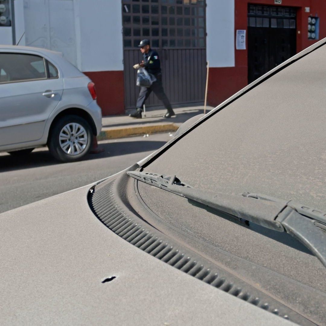 Vehículos amanecen con grandes cantidades de ceniza en Puebla