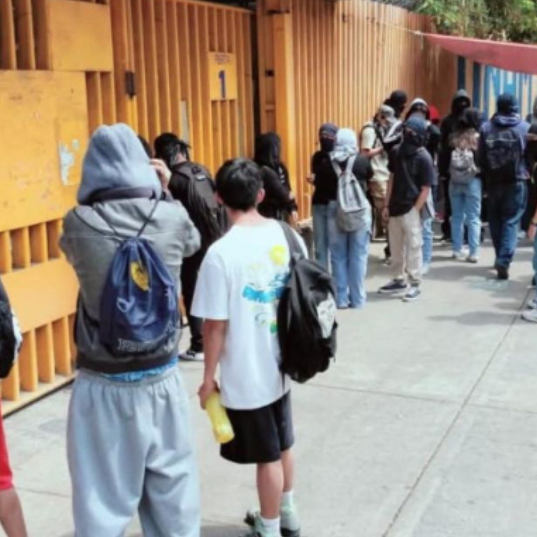 Encapuchados Toman Instalaciones del CCH Vallejo de la UNAM; ¿Qué Pasó con las Clases Hoy?
