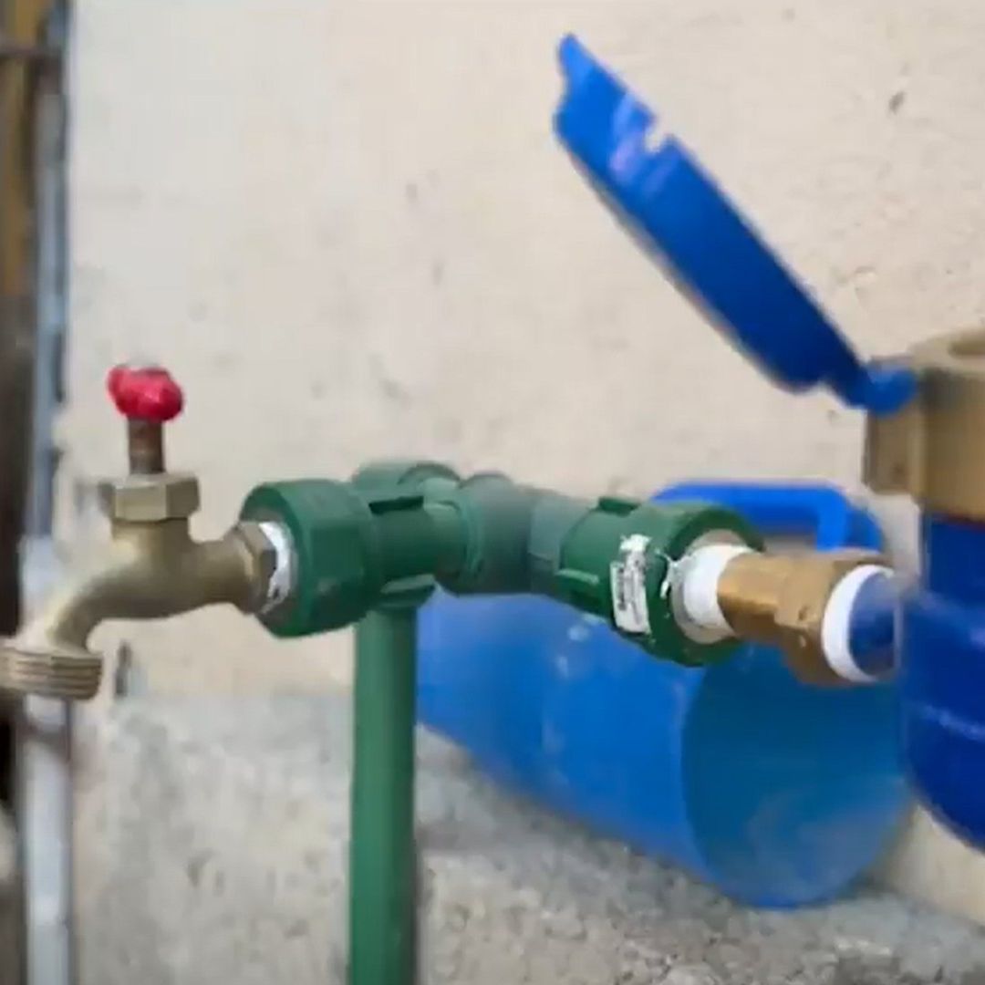 Vecinos acarrean agua tras meses sin suministro en sus hogares