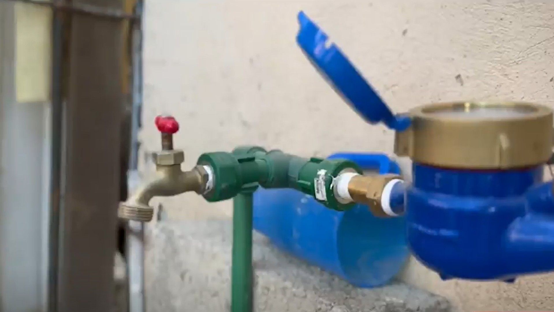 Vecinos acarrean agua tras meses sin suministro en sus hogares