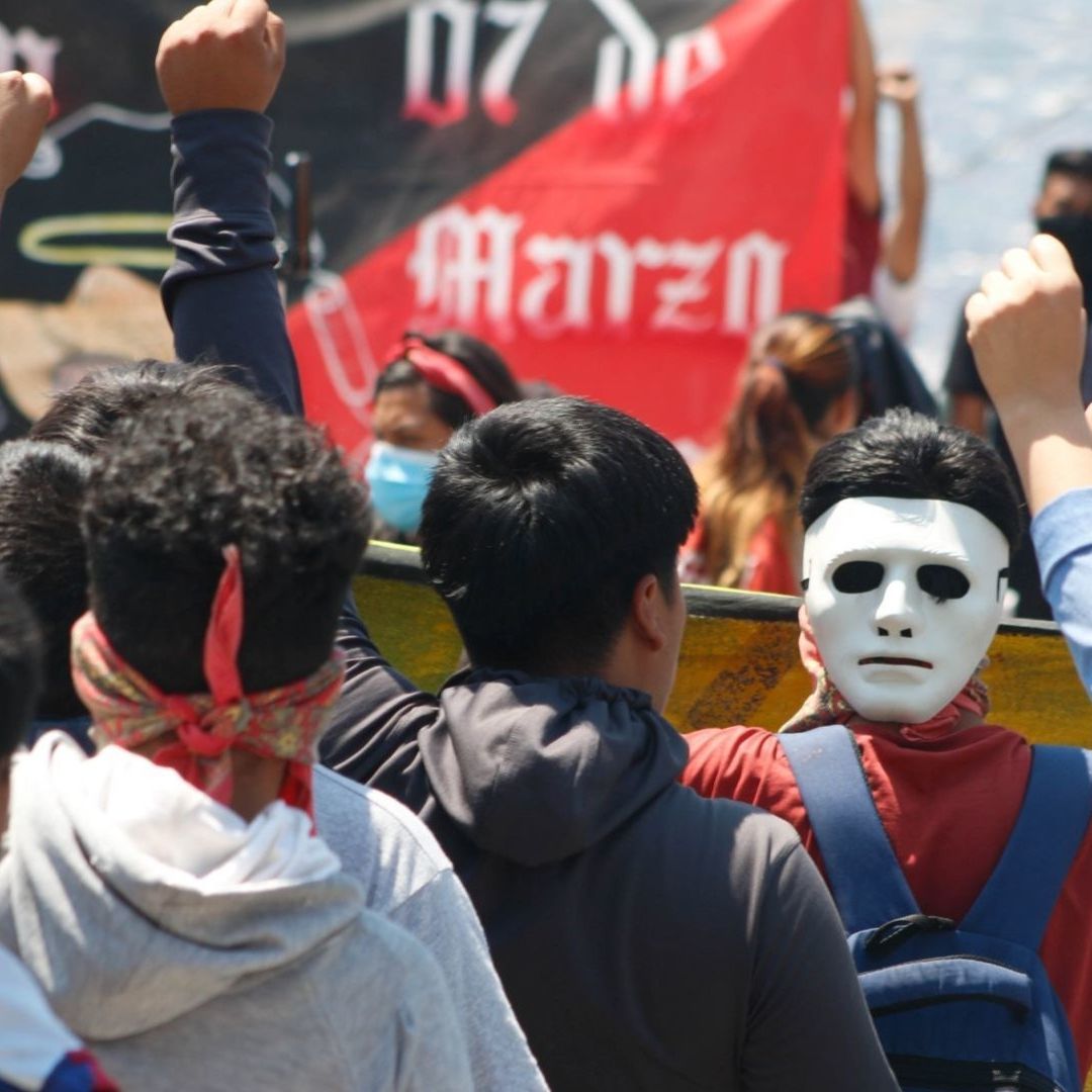 Normalistas de Ayotzinapa durante mitin político en Chilpancingo