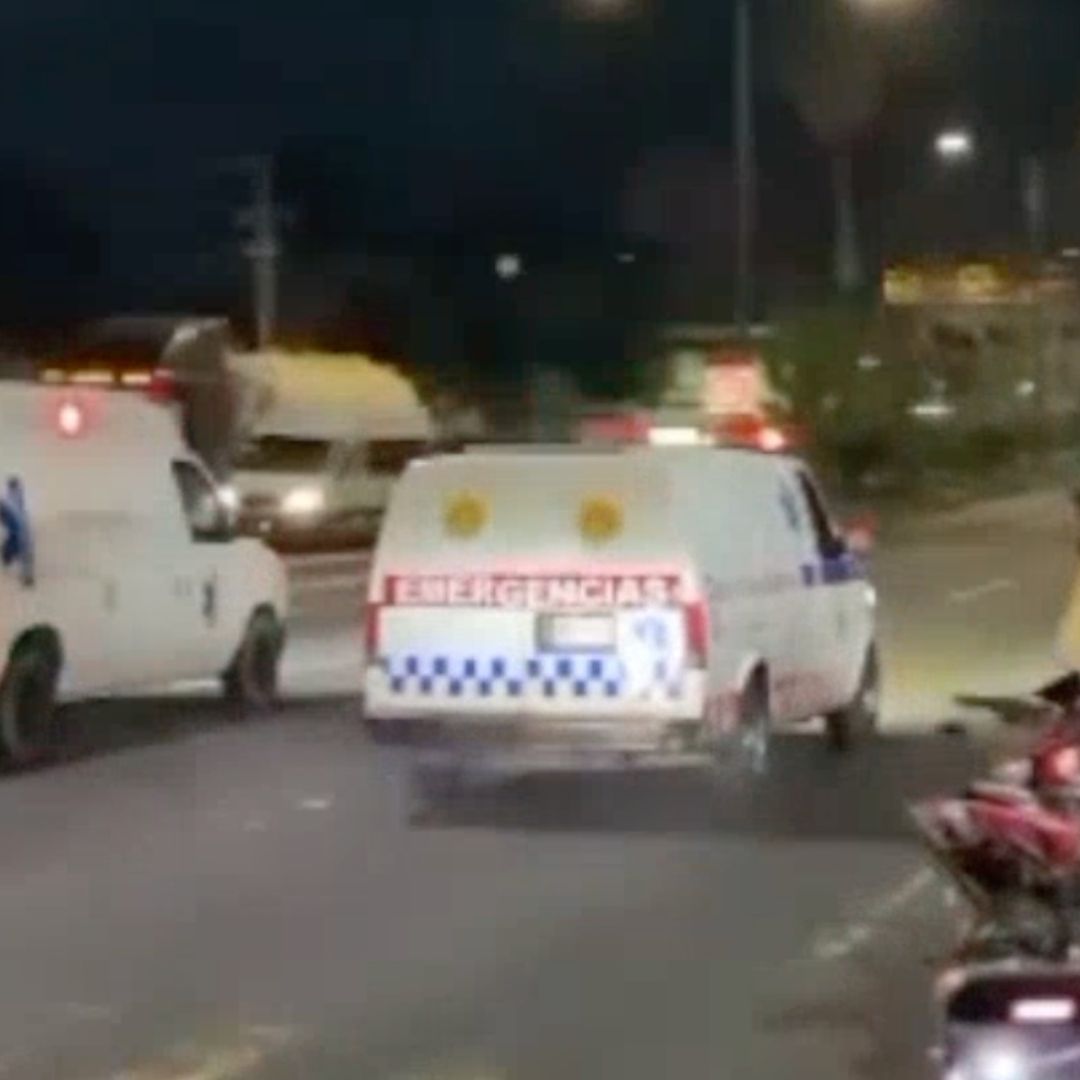 Usuarios de redes sociales dieron a conocer que dos ambulancias se encontraban en el cruce de la colonia 21 de marzo con avenida Lázaro Cárdenas realizando “arrancones”.