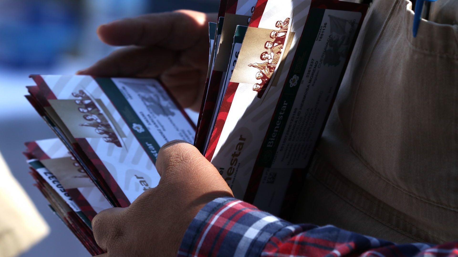 Consulta los documentos que debes llevar a la entrega de tarjetas de las Becas Benito Juárez 2025 para Bachillerato y Universidades