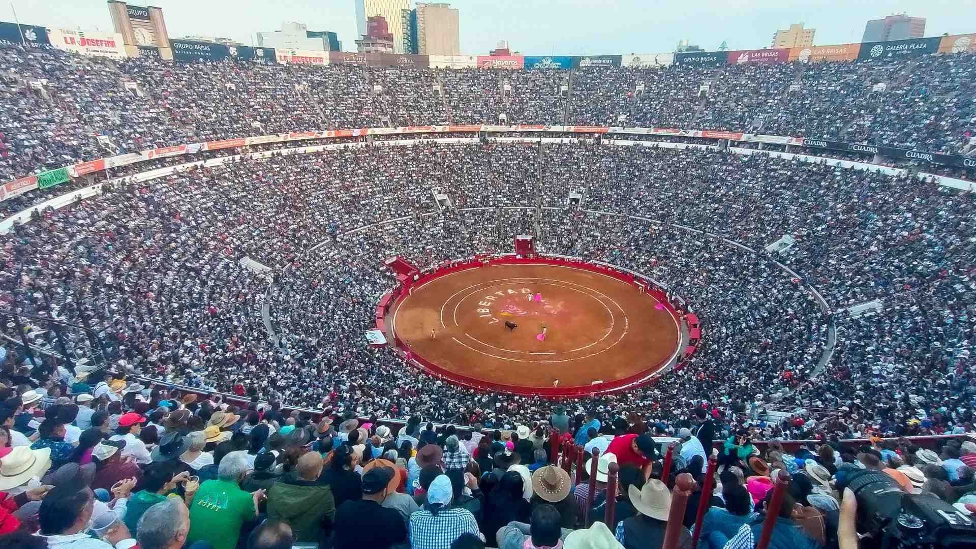Corrida de toros en la Monumental Plaza México