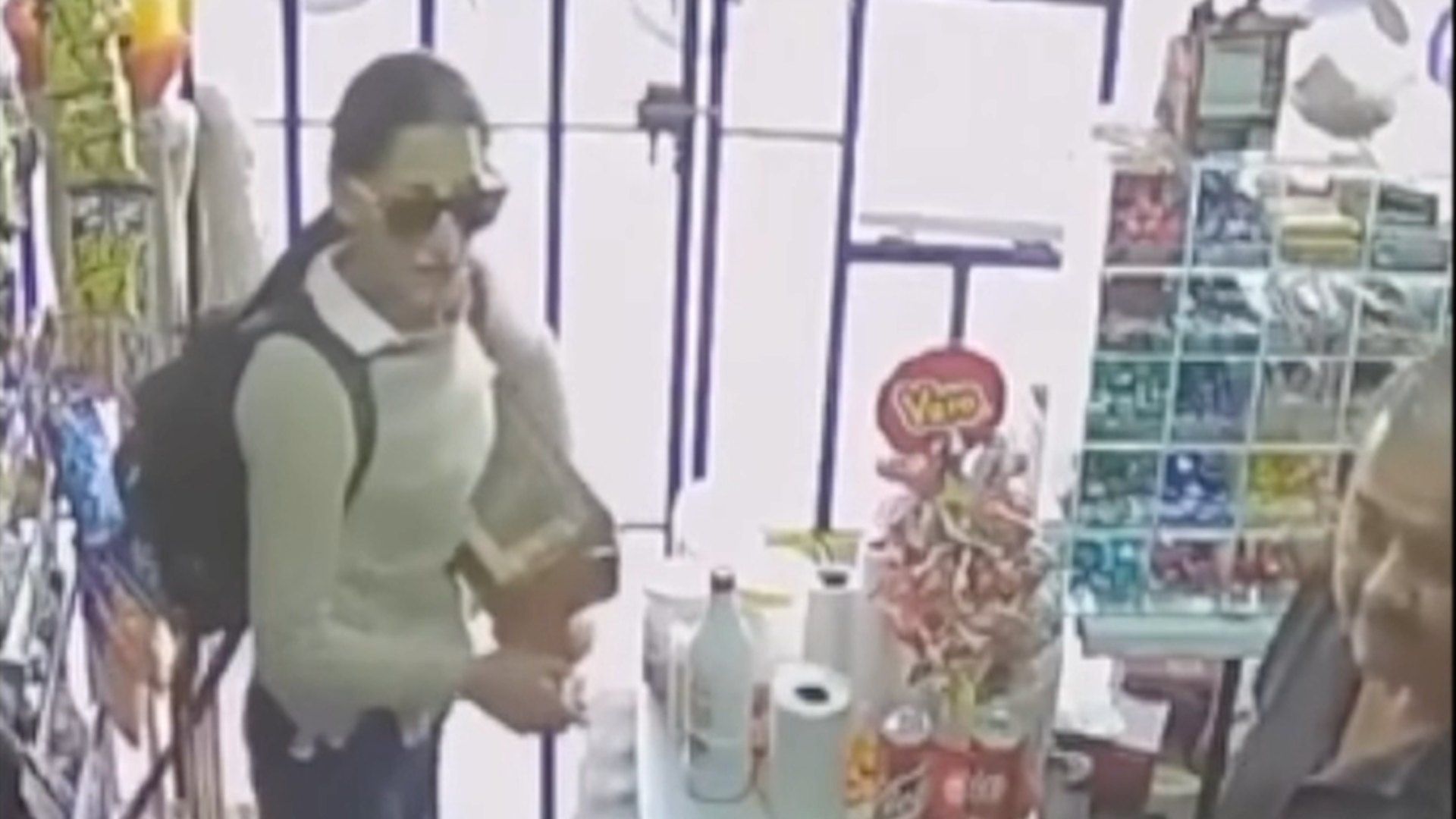 VIDEO Mujer usa Lentes para Robar una Tiendita en el Bulevar Delta en León